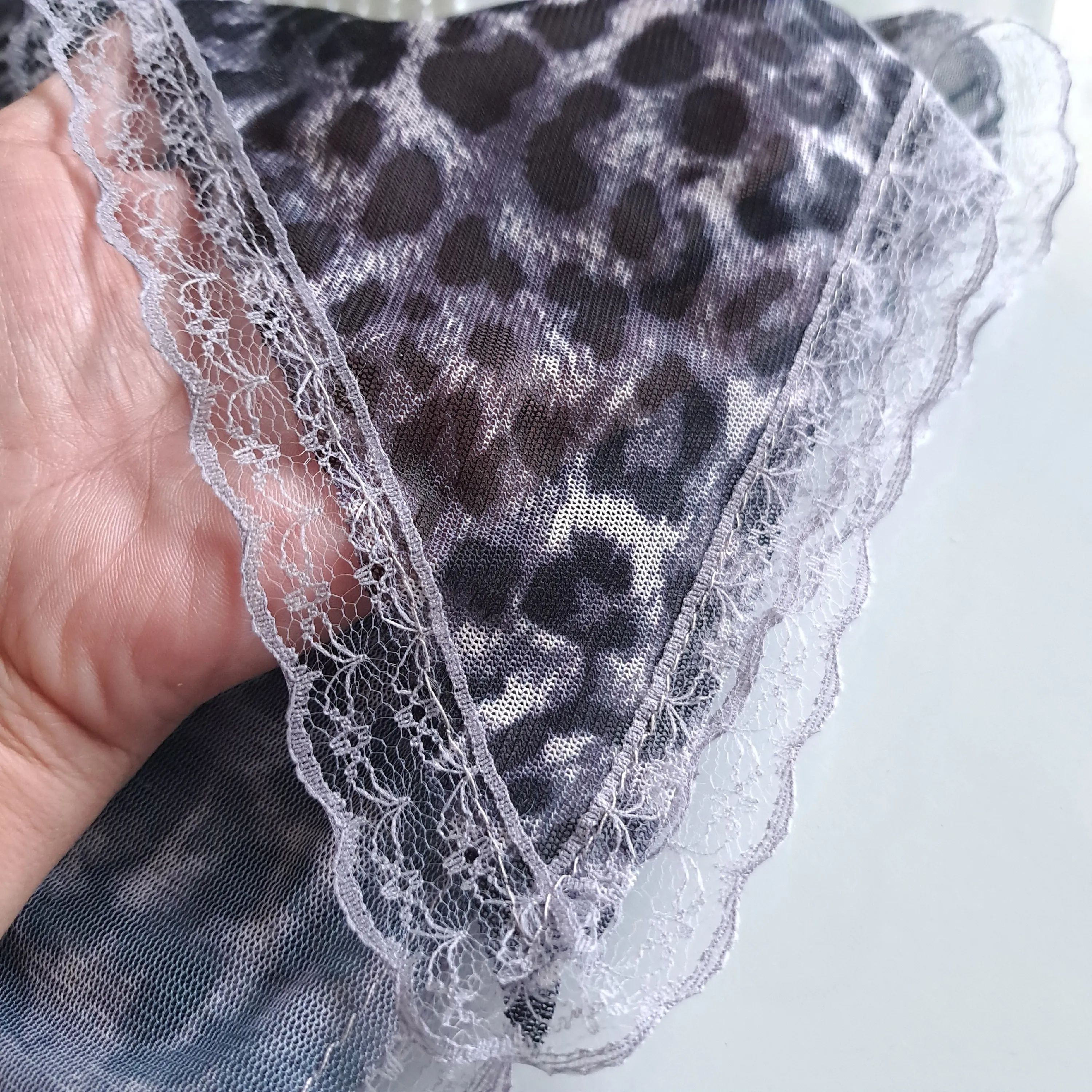 مینی اسکارف سه گوش نخی مشکی و قهوه ای طرح رز و پلنگی ابعاد مختلف زنانه و دخترانه
