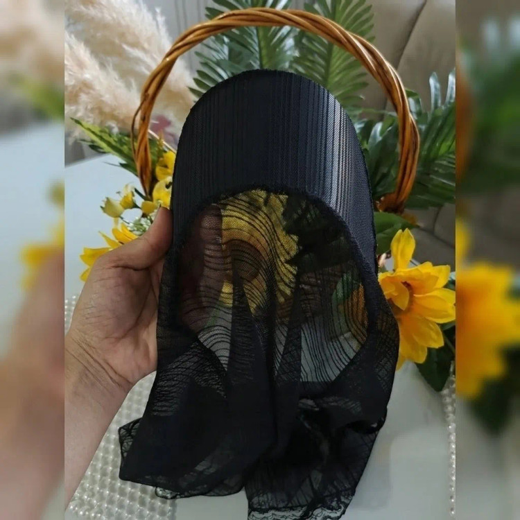 مینی اسکارف نقابدار سه گوش گیپور مشکی ابعاد 68 در 68 سانتی متر